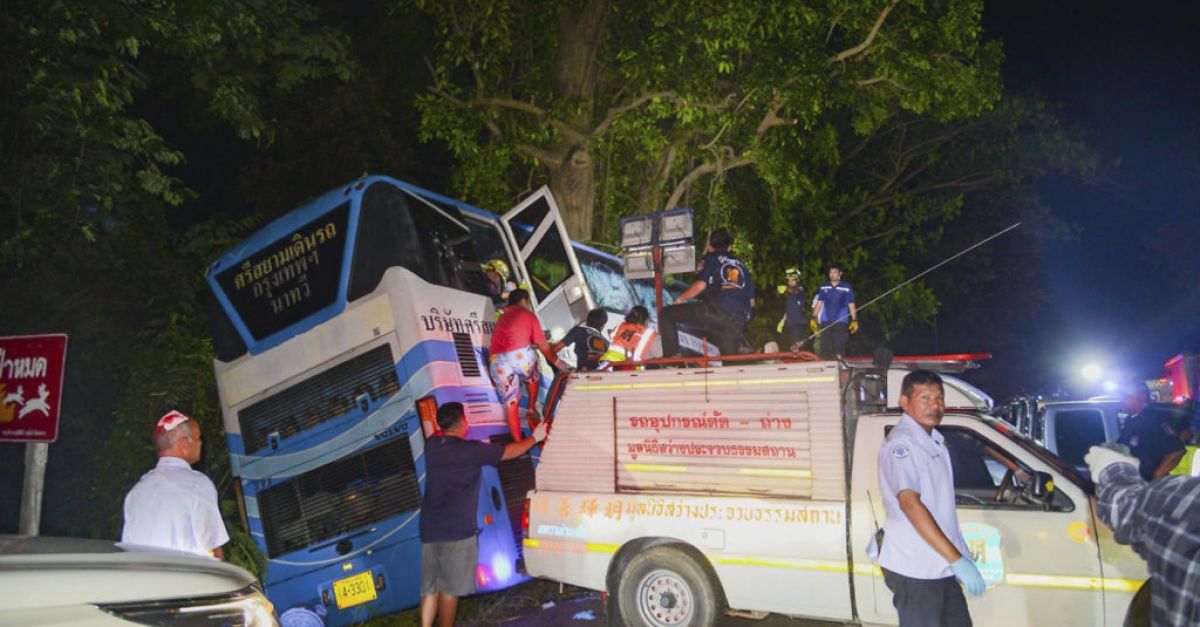 Автобус катастрофира в западен Тайланд рано във вторник убивайки 14