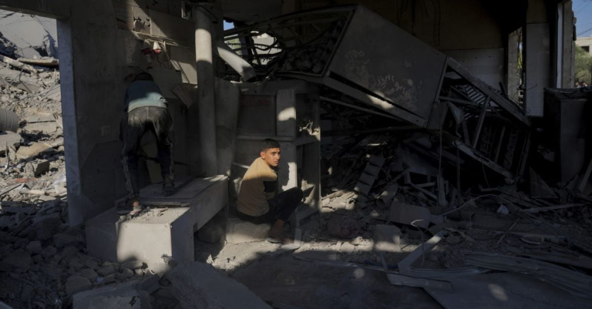 Израел удари втория по големина град в Газа в новата фаза на войната