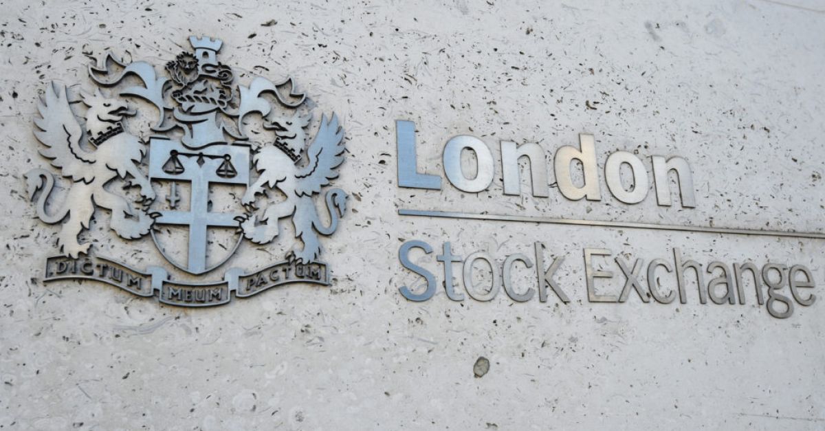 Във вторник Лондонската фондова борса спря търговията на стотици акции