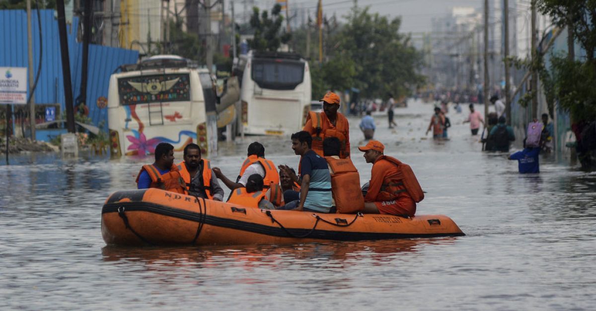 Дванадесет души загинаха при пороя преди тропическата буря Мичаунг да