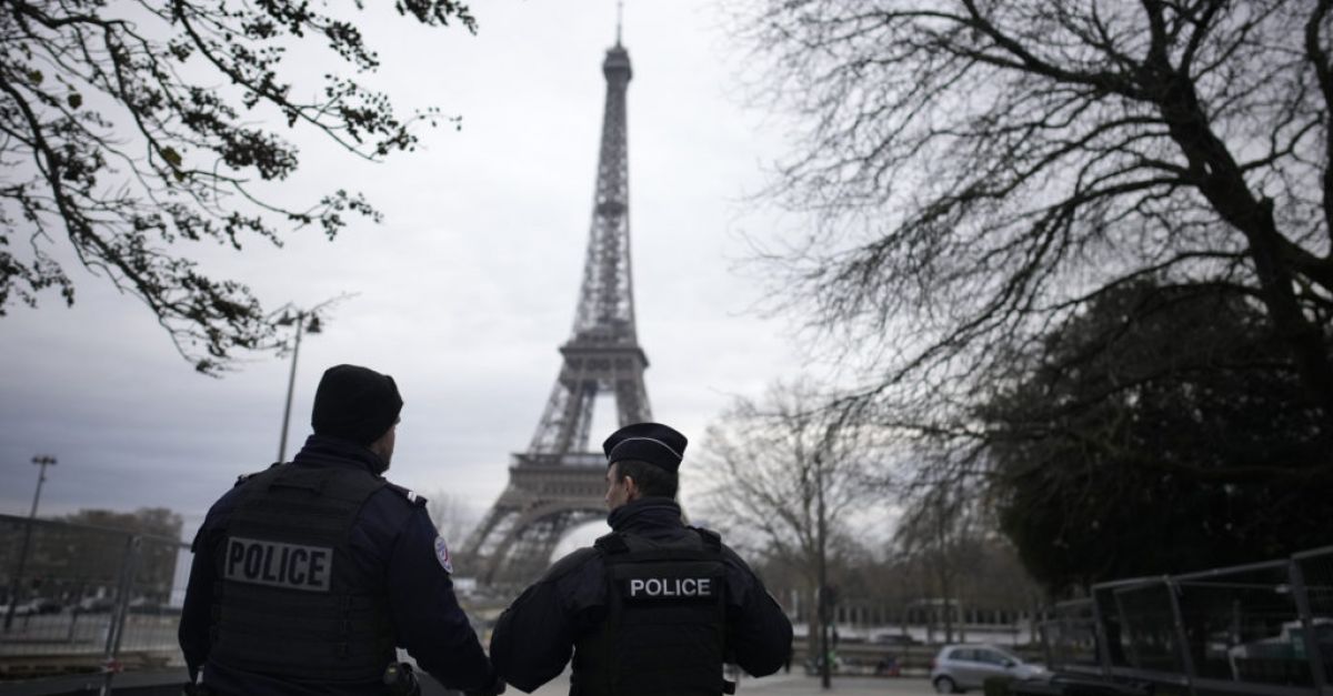 Мъж, обвинен в атаките в Париж, е обвинен в тероризъм
