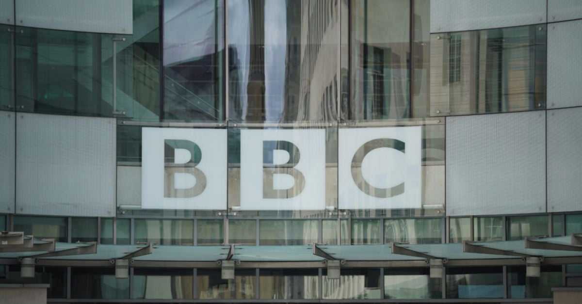Водещата на BBC News Мариам Мошири се извини, че е показала среден пръст в ефир