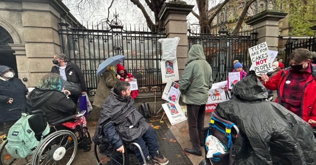 Десетки активисти на хората с увреждания организираха протест пред Leinster