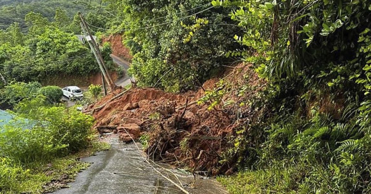 Сейшелските острови обявиха извънредно положение след смъртоносни наводнения и взрив на депо за експлозиви