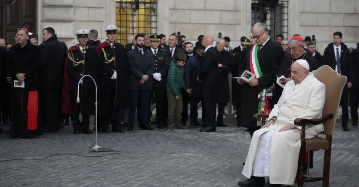 Папа Франциск направи първата си публична изява на открито откакто