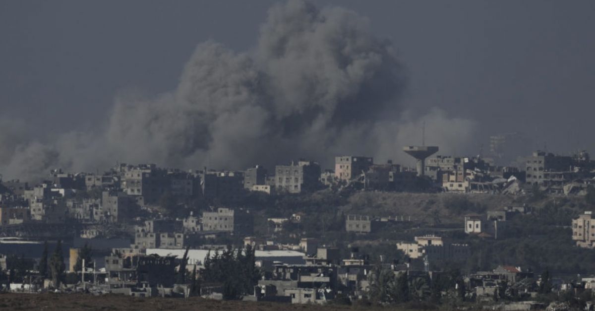 Израел продължава с бомбардировките върху Газа, когато войната навлезе в третия месец