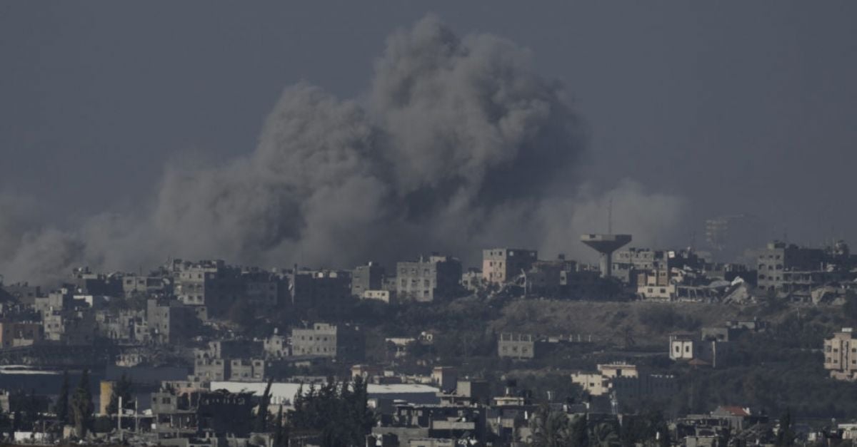 Израел продължава с бомбардировките върху Газа, когато войната навлезе в третия месец