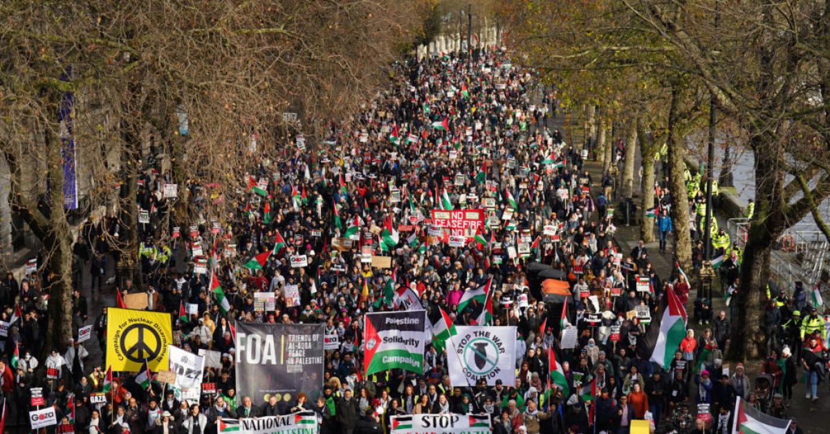 Хиляди се присъединиха към протест в Лондон, призовавайки за прекратяване на огъня между Израел и Хамас