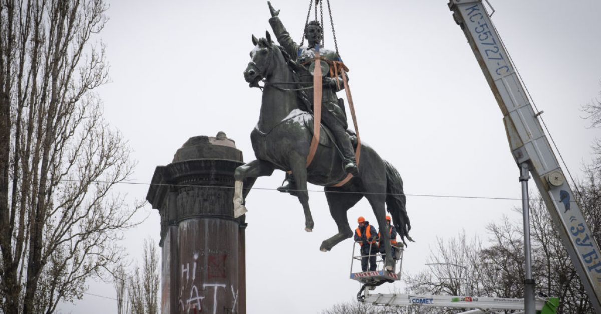 Статуя от съветската епоха на командир на Червената армия беше свалена в Киев