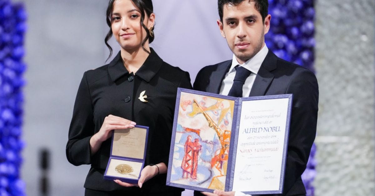 Близнаци приеха Нобеловата награда за мир от името на майка, затворена в Иран