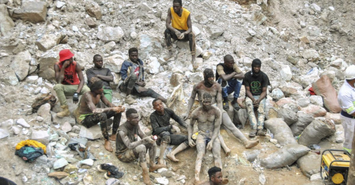 Спасители извличат телата на 11 миньори, блокирани от свлачища след проливен дъжд