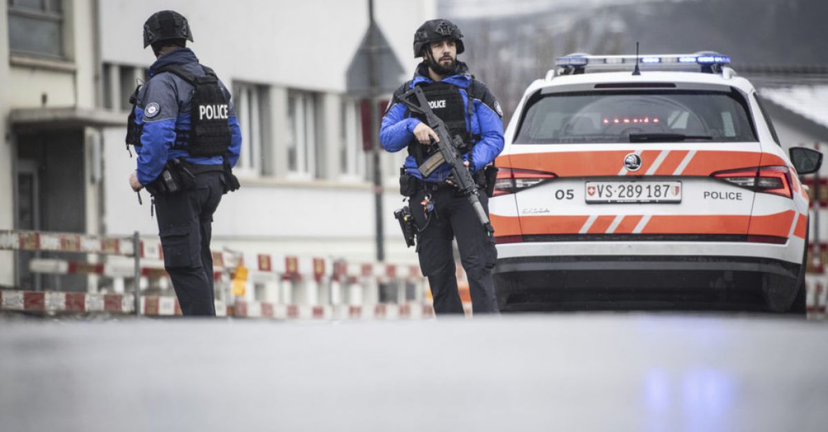 Двама души бяха убити и един ранен, когато въоръжен мъж откри стрелба в швейцарски град