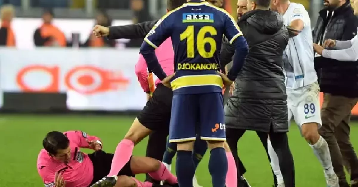 Президент на турски клуб е арестуван, след като удари съдия в края на мача