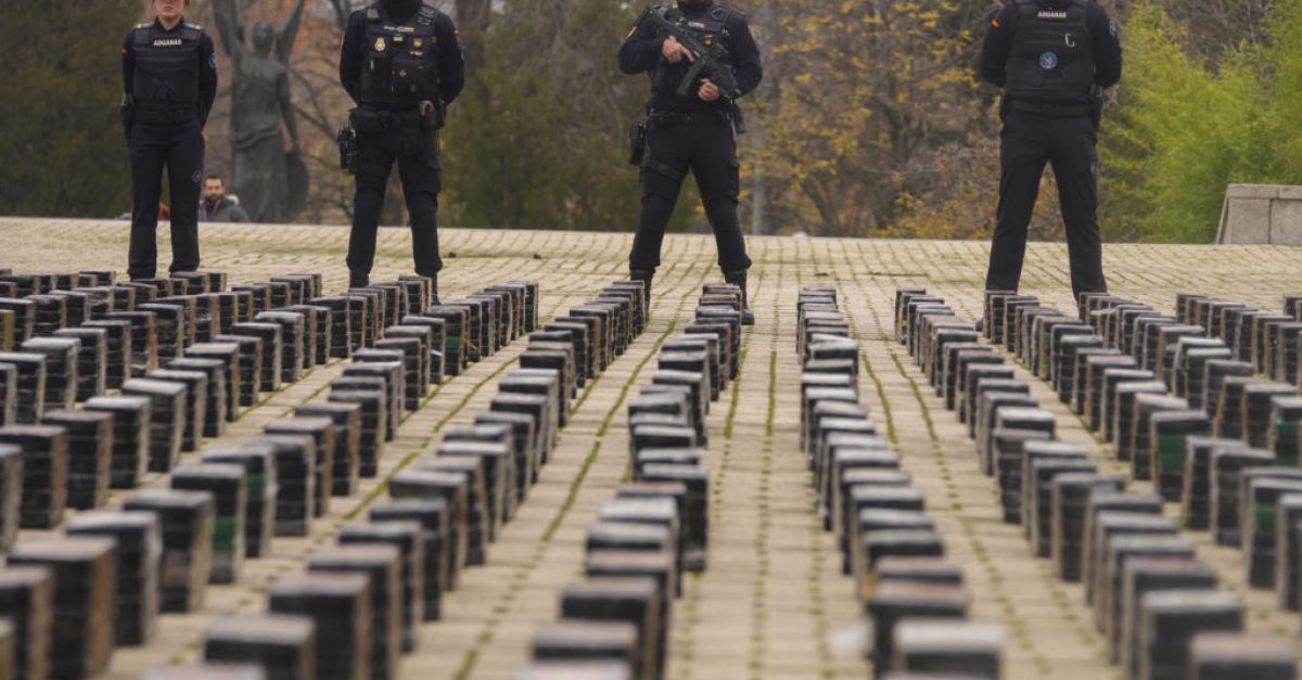 Испанските власти конфискуваха 11 тона (9,9 тона) кокаин и арестуваха
