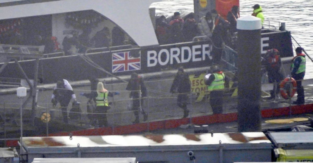 Мигранти, прекосили Ламанша до Обединеното кралство с лодки, претендират за обезщетение за „незаконно“ отношение