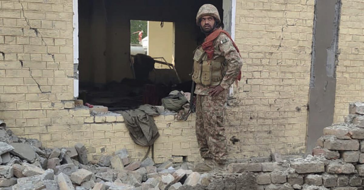 Атентатор самоубиец използва 120 кг експлозиви, за да атакува полицейски участък в Пакистан