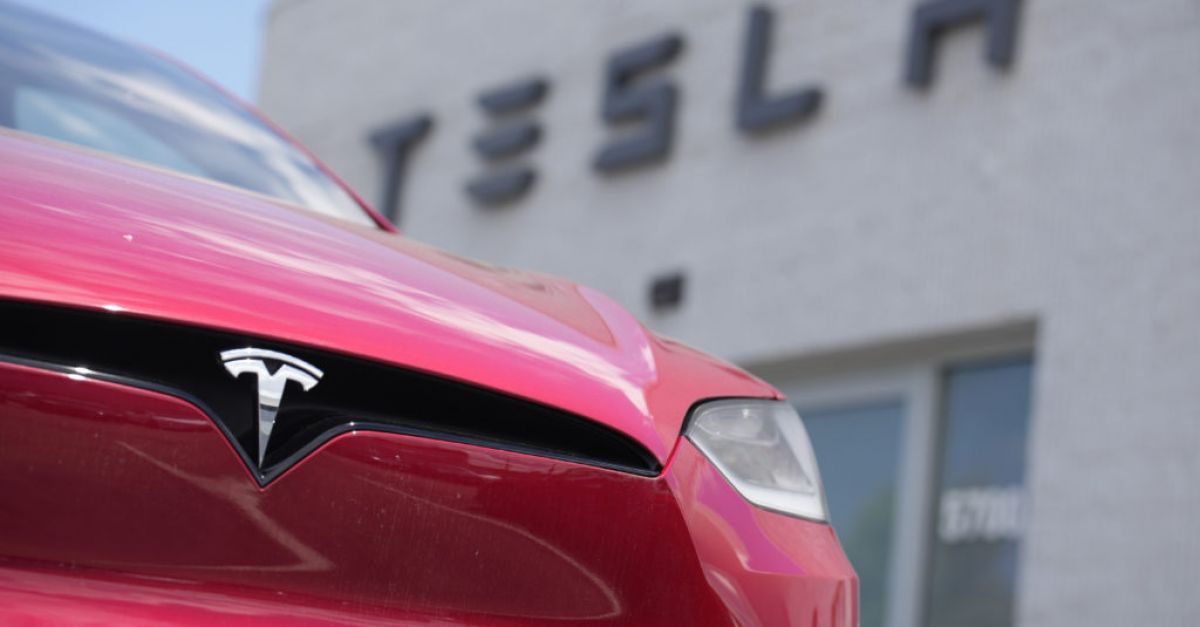 Tesla изтегля милиони превозни средства, за да коригира система, която следи автопилота
