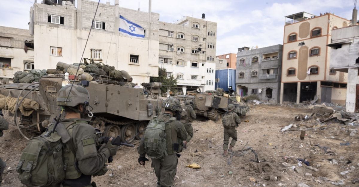 Израелските войски в петък по погрешка застреляха трима заложници в