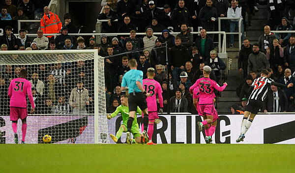 Kildare Nationalist — Teenager Lewis Miley nets maiden goal as Newcastle overcome 10-man Fulham - Vimarsana News