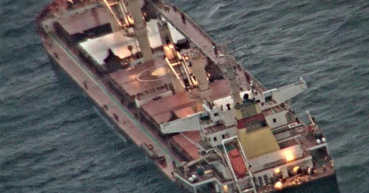 Индийският флот заяви в събота че следи кораб за насипни