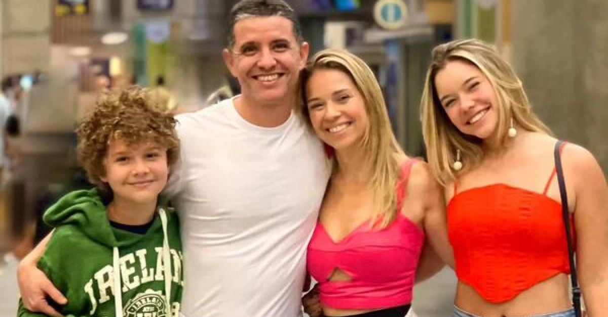 Шофьорът на Hero Deliveroo Кайо Бенисио се събира със семейството си в Бразилия за Коледа