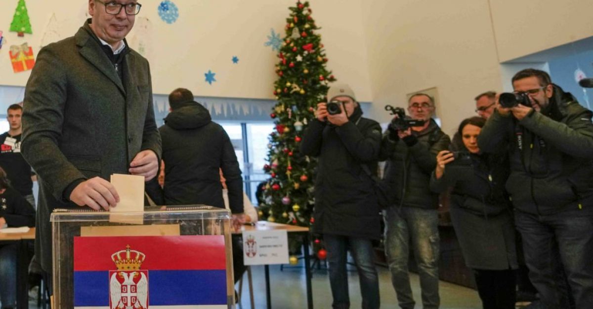 Управляващите популисти в Сърбия обявиха категорична победа на парламентарните избори