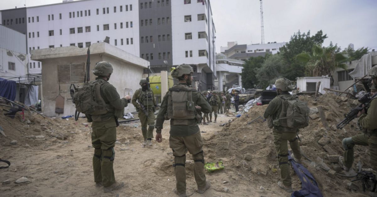 Израелски въздушен удар удари най голямата болница в Газа убивайки и