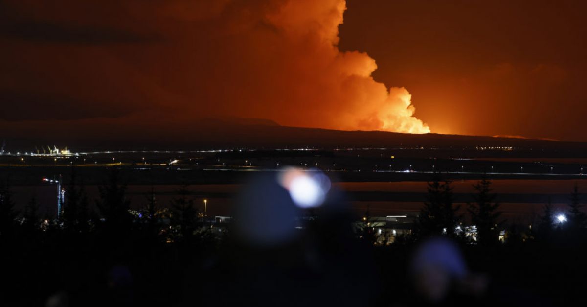 Вулканично изригване започна в понеделник вечерта на исландския полуостров Рейкянес