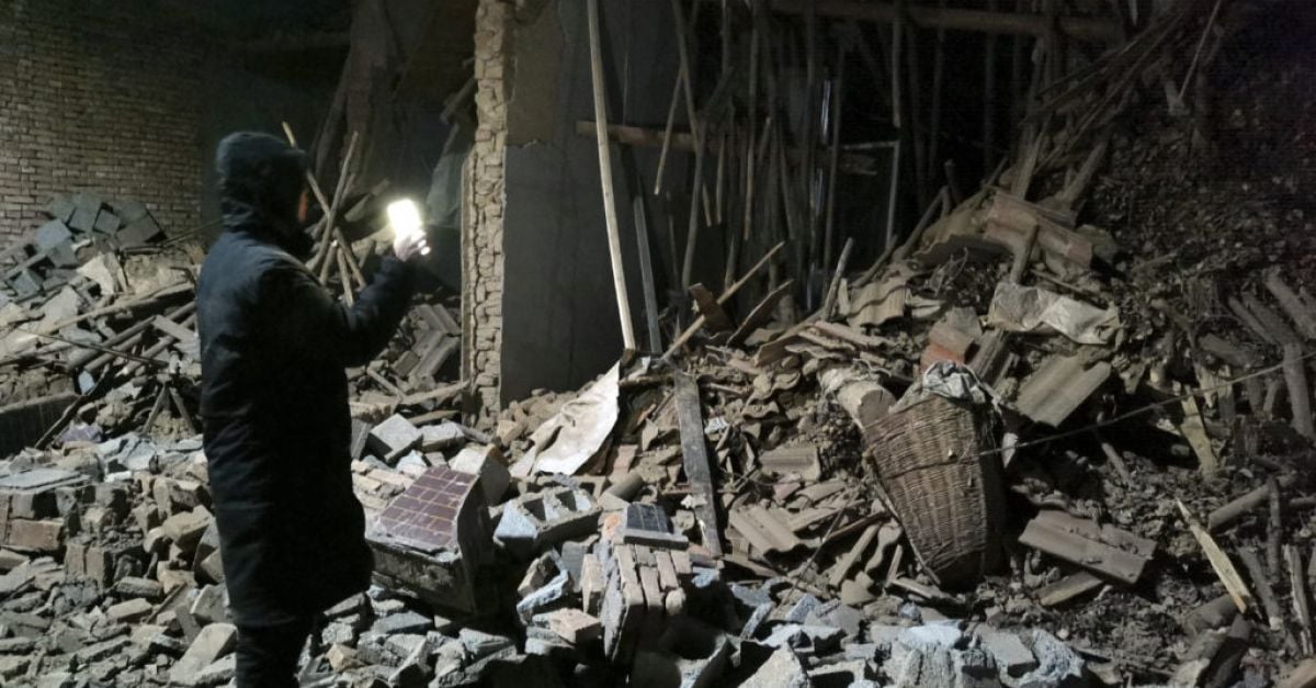 Най-малко 111 души загинаха, 230 бяха ранени след земетресение в северозападен Китай