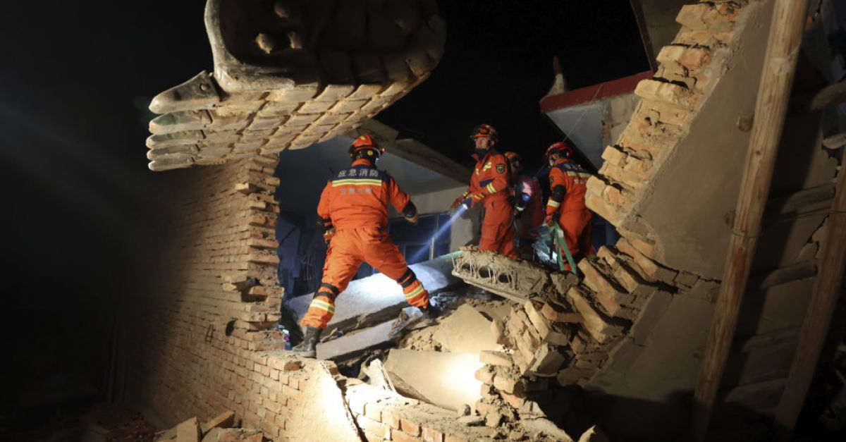 Най-малко 126 души загинаха след земетресение в северозападен Китай