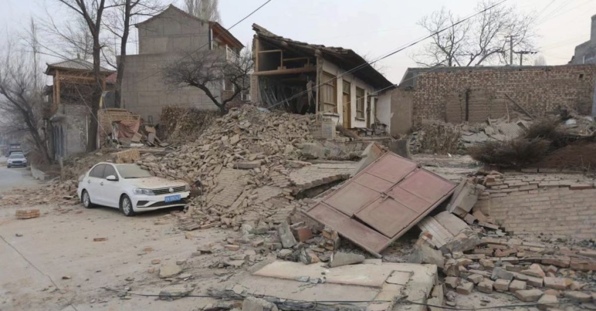Повече от 118 души загинаха след земетресение в северозападен Китай