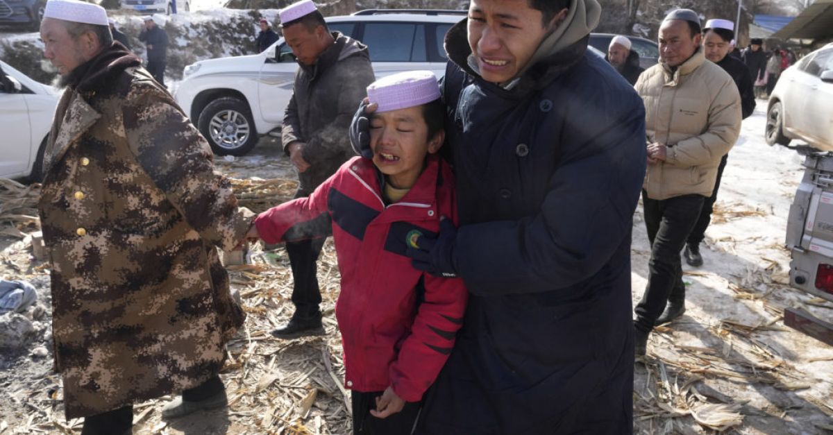 Chinese earthquake survivors endure sub-zero temperatures