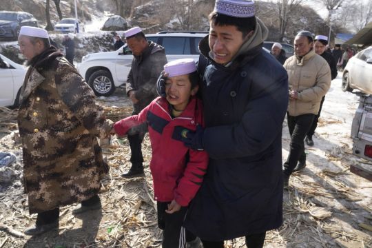 Chinese Earthquake Survivors Endure Sub-Zero Temperatures