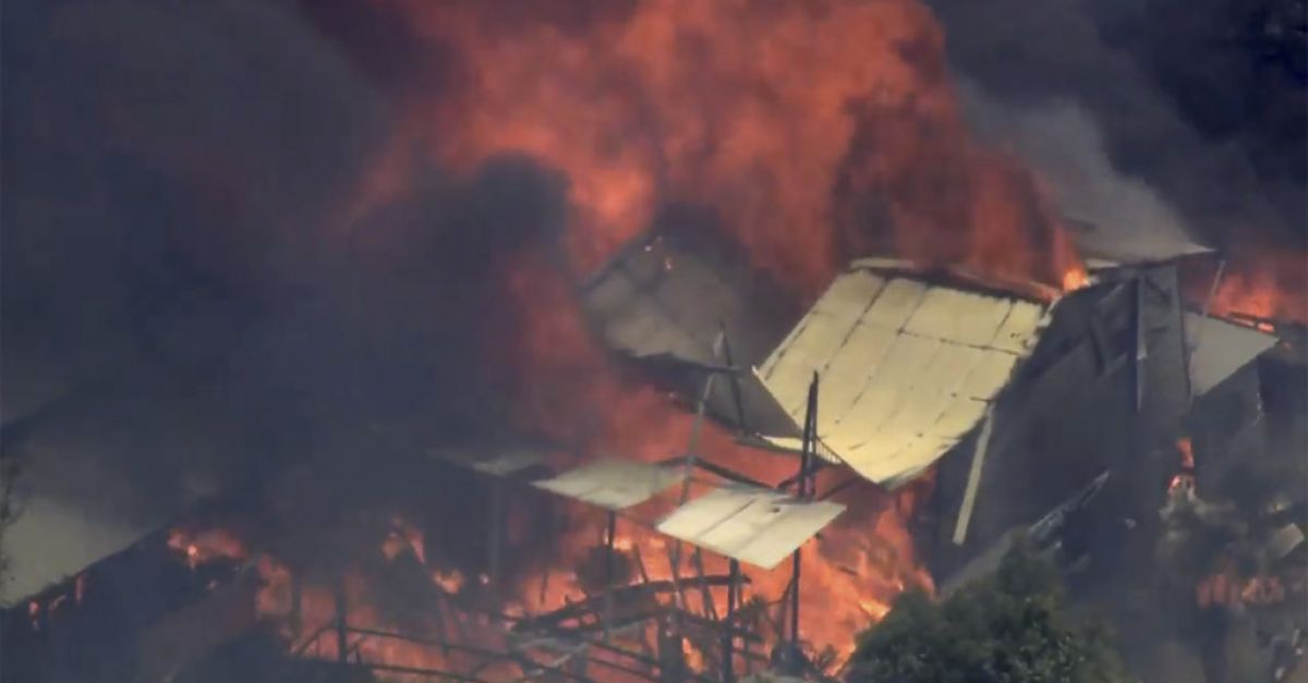 Двама ранени и унищожени домове, тъй като австралийски горски пожар излиза извън контрол