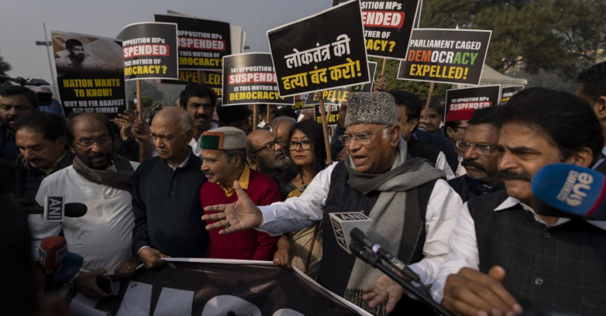 Опозиционните политици в Индия протестират срещу отстраняването им от парламента
