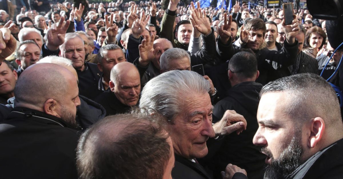 Албанският парламент вдигна правния имунитет на бившия премиер