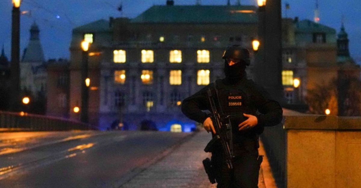 Десет убити и десетки ранени при стрелба в Прага