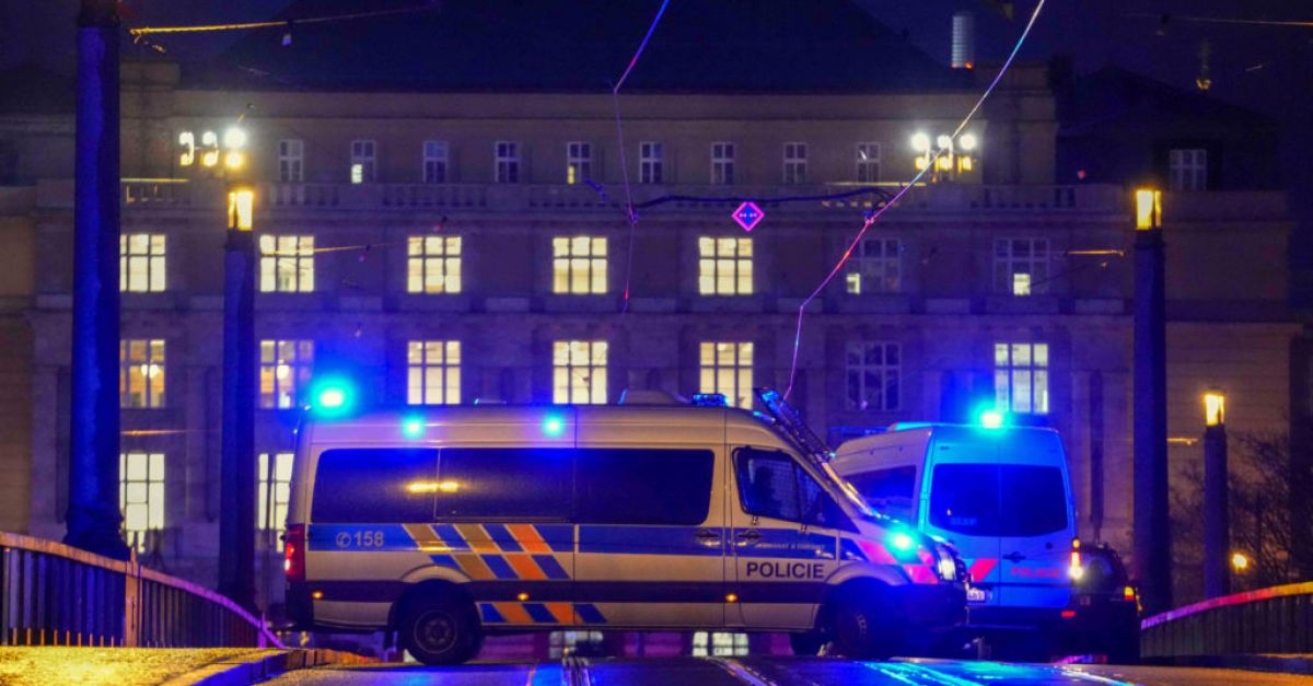 Студент уби 15 при масова стрелба в университета в Прага