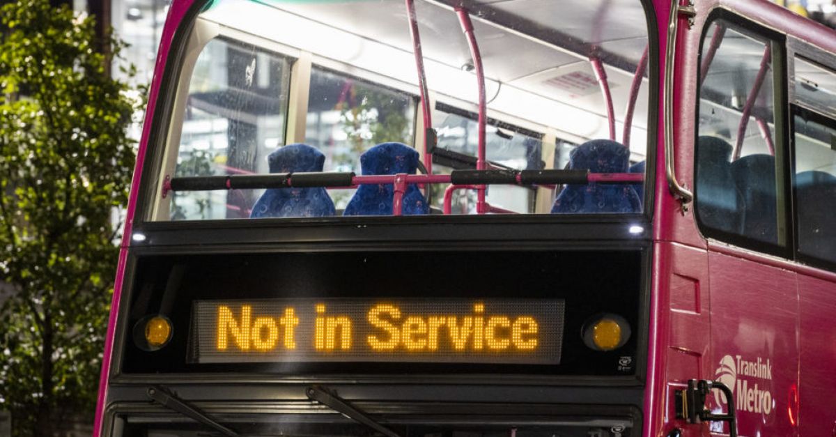 Автобусните и влакови услуги в Северна Ирландия са спрени на фона на стачка
