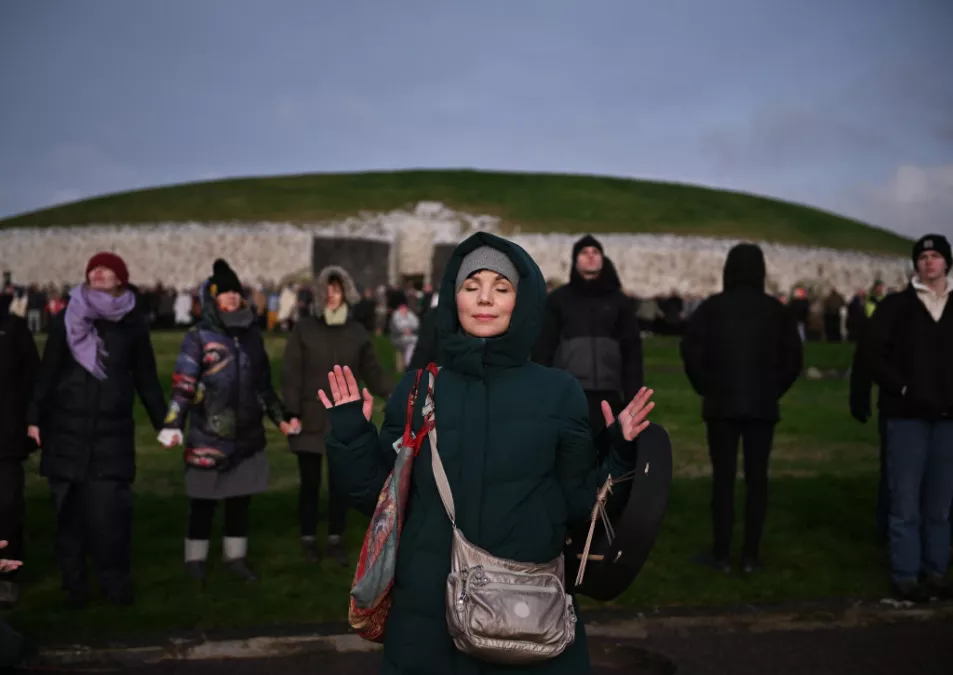 Solstício de inverno desperta a tumba pré-histórica de Newgrange na Irlanda