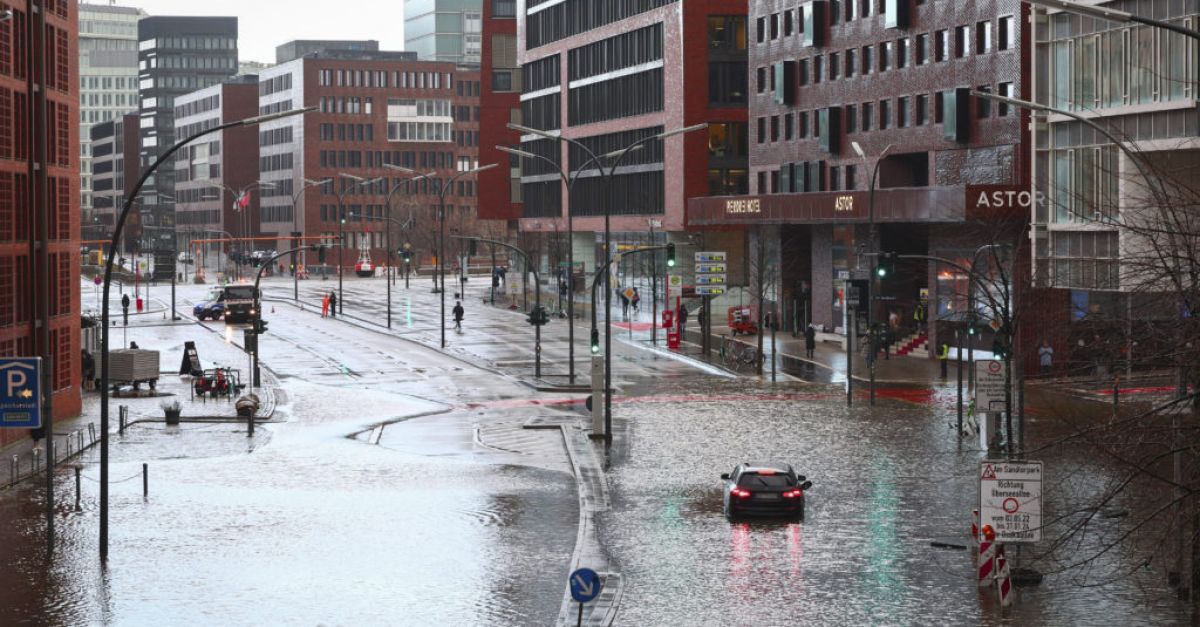 Буря донесе проливен дъжд и силни ветрове в Северна Европа