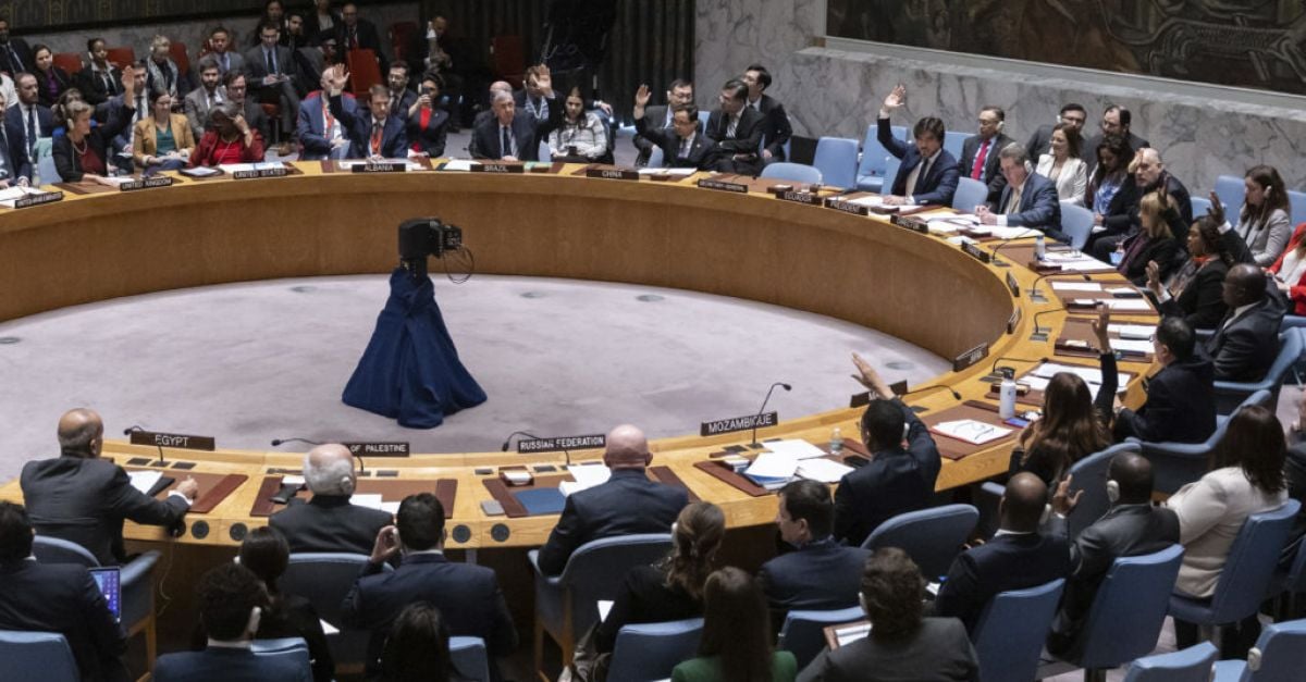Съветът за сигурност на ООН прие смекчена резолюция призоваваща за