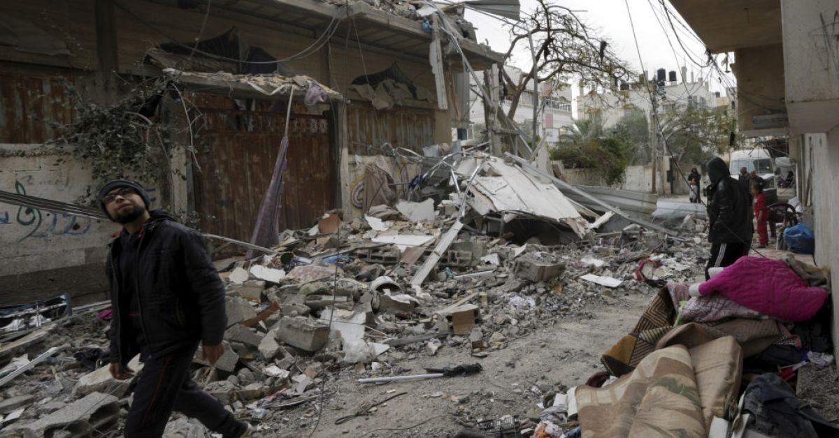 Повече от 90 палестинци са убити при израелски удари по две домове