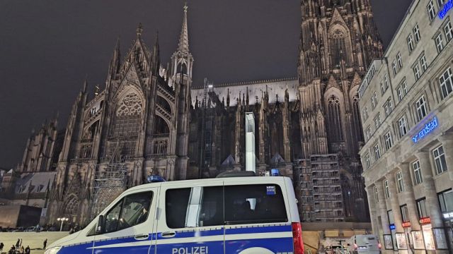 Christmas Eve Worshippers To Face Security Screening At Cologne Cathedral