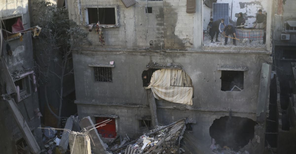 Палестинските здравни служители казват че десетки хора са били убити