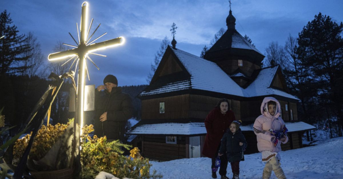 Руският обстрел уби четирима, докато Украйна се готви за Коледа на първи декември
