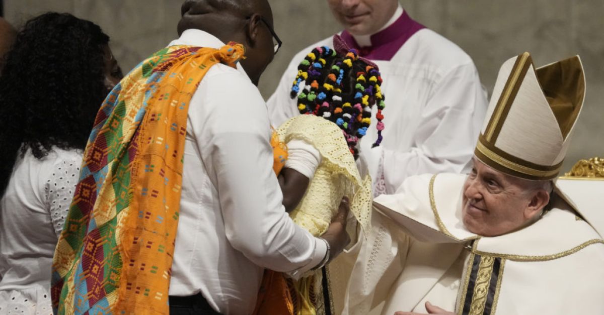 Папата казва, че „сърцата ни са във Витлеем“, докато председателства литургията на Бъдни вечер