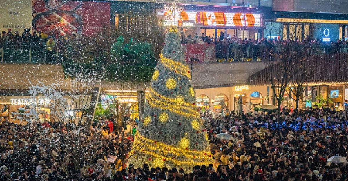 Коледа в Китай носи блестящ декор и опасения за чуждестранно влияние