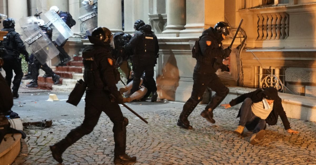 Сръбската полиция съобщи в понеделник, че е задържала най-малко 38