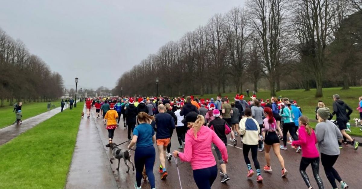 Стотици хора взеха участие в коледното парково бягане в Белфаст